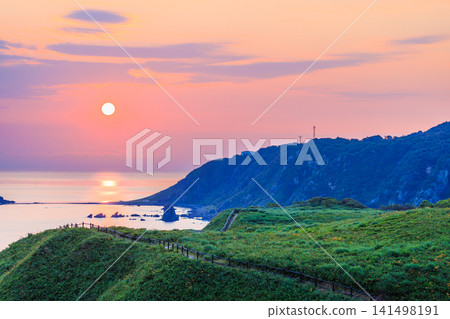 初夏時節，從大野龜眺望二龜和日出。佐渡島，佐渡市，新潟縣。 141498191