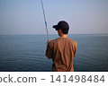 一個人釣魚的背面圖 141498484