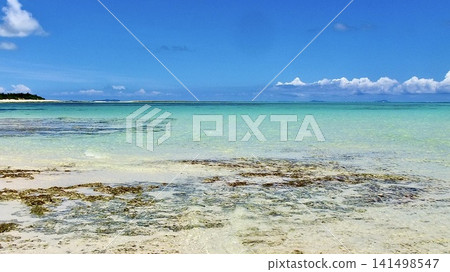 沖繩縣久米島的伊夫海灘擁有廣闊的藍色海洋。 141498547