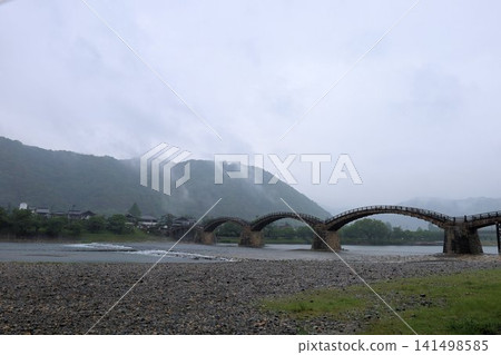 Kintaikyo Bridge in the rain [Iwakuni City, Yamaguchi Prefecture] 141498585