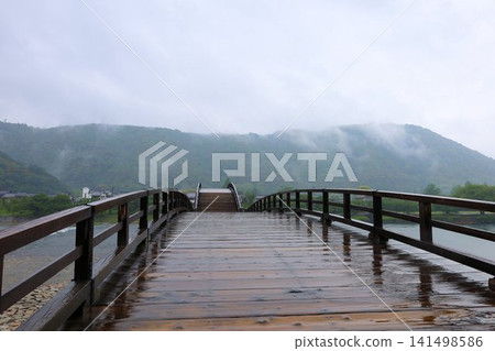 Kintaikyo Bridge in the rain [Iwakuni City, Yamaguchi Prefecture] 141498586