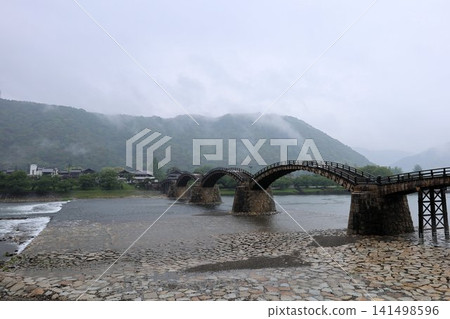 Kintaikyo Bridge in the rain [Iwakuni City, Yamaguchi Prefecture] 141498596