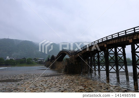 Kintaikyo Bridge in the rain [Iwakuni City, Yamaguchi Prefecture] 141498598