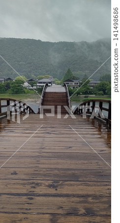 Kintaikyo Bridge in the rain [Iwakuni City, Yamaguchi Prefecture] 141498686