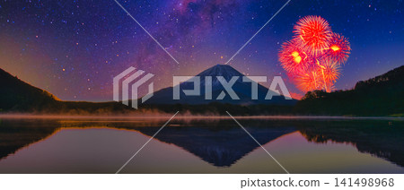 A beautiful night view of Lake Shoji and Mount Fuji. 141498968