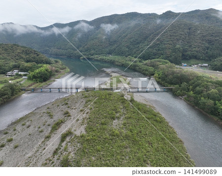 [Aerial view] Early summer at the Sada Submersible Bridge on the Shimanto River and the morning scenery of the clear stream. 141499089