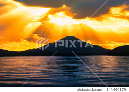 山中湖和富士山的日落景色美不勝收。 山中湖和富士山的日落景色美不勝收。 141499179