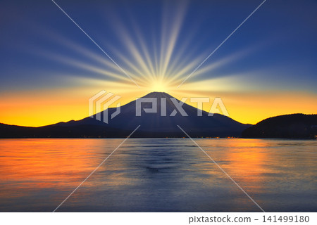 山中湖和富士山的日落景色美不勝收。 山中湖和富士山的日落景色美不勝收。 141499180