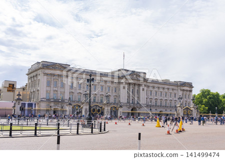 A view of the flowerbeds at Buckingham Palace and the Queen Victoria Memorial in London. A view of the flowerbeds at Buckingham Palace and the Queen Victoria Memorial in London. 141499474