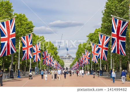 倫敦一條主要街道-林蔭大道上飄揚著英國國旗(米字旗)。 倫敦一條主要街道-林蔭大道上飄揚著英國國旗(米字旗)。 141499482