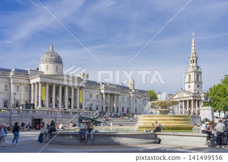 特拉法加廣場是英國倫敦的代表性旅遊景點,在晴朗的藍天下,城市景觀盡收眼底。 特拉法加廣場是英國倫敦的代表性旅遊景點,在晴朗的藍天下,城市景觀盡收眼底。 141499556
