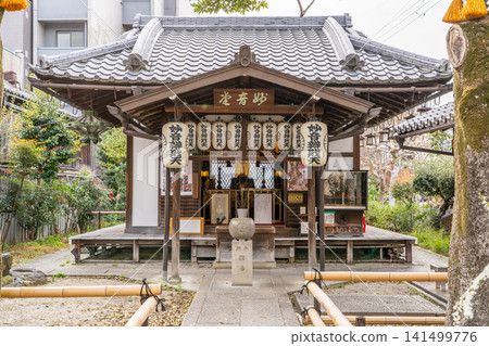 出町明雲堂(青龍明雲弁財天),位於京都市上京區青龍町,是大光明寺的一個獨立院落,是京都七福神之一。 出町明雲堂(青龍明雲弁財天),位於京都市上京區青龍町,是大光明寺的一個獨立院落,是京都七福神之一。 141499776