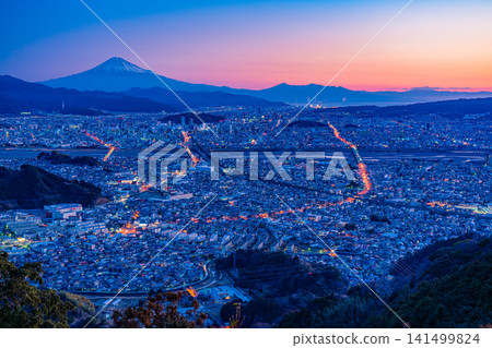 （靜岡縣）黎明時分的富士山靜岡市的城市景觀 141499824