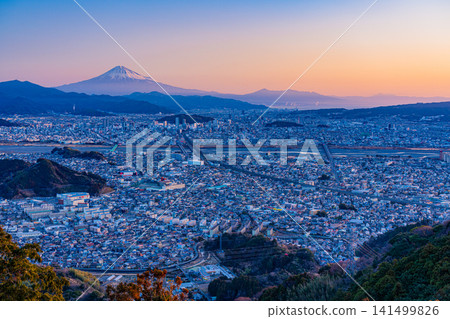 （靜岡縣）黎明時分的富士山靜岡市的城市景觀 141499826