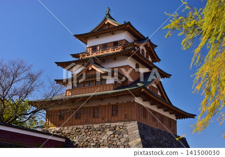 諹訪高島城，在藍天的襯托下格外醒目 141500030