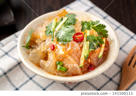 chilled jellyfish heads seasoned with mature vinegar and chili sauce 141500113