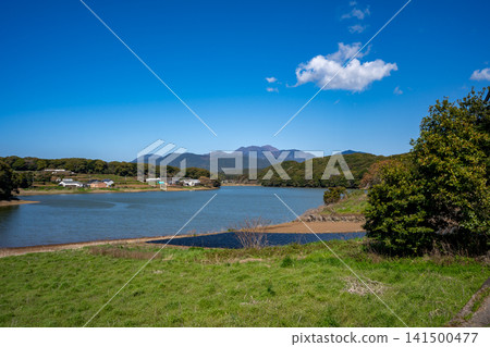 Suwa Pond and the Unzen Mountain Range (Unzen City) 141500477