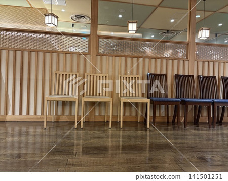 餐廳裡的等候椅 餐廳裡的等候椅 141501251