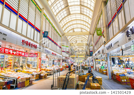 首爾:中部市場的主要街道,這是一個專門銷售食品原料的傳統市場。 首爾:中部市場的主要街道,這是一個專門銷售食品原料的傳統市場。 141501429