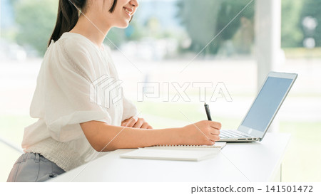 參加補習班/課後補習班、在學校上課或參加暑期課程的中小學生(教育) 參加補習班/課後補習班、在學校上課或參加暑期課程的中小學生(教育) 141501472