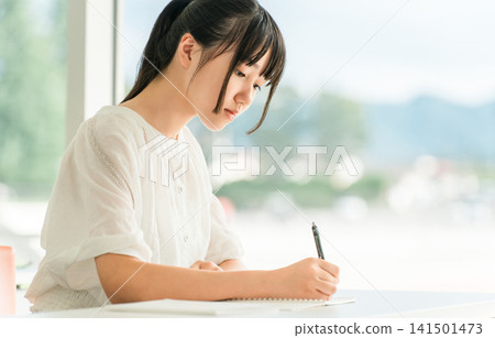 小學生在補習班/課外補習班/上課/暑期班學習(教育) 小學生在補習班/課外補習班/上課/暑期班學習(教育) 141501473