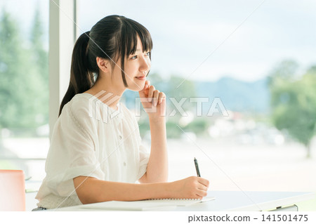 小學生在補習班/課外補習班/上課/暑期班學習（教育） 141501475