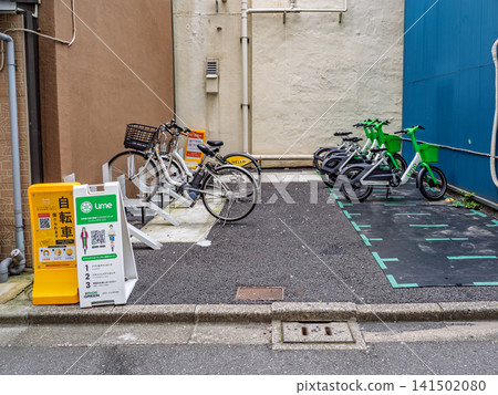在東京的共享自行車停泊處,Lime 和 HELLO CYCLING 的自行車排成一排。 在東京的共享自行車停泊處,Lime 和 HELLO CYCLING 的自行車排成一排。 141502080