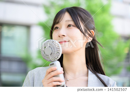 一位日本女子正在使用手持扇子 一位日本女子正在使用手持扇子 141502507