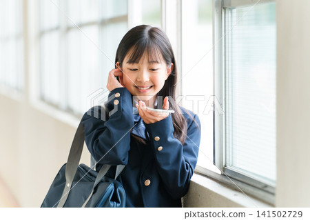 高中生、國中生和小學生用智慧型手機和其他設備聊天 高中生、國中生和小學生用智慧型手機和其他設備聊天 141502729