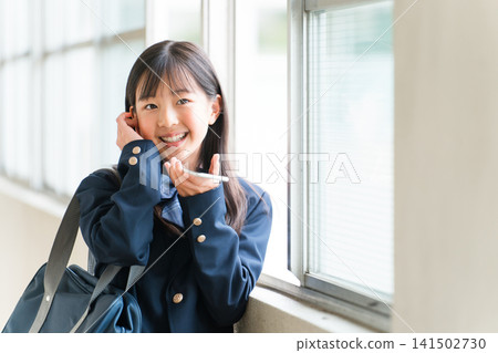 高中生、國中生和小學生用智慧型手機和其他設備聊天 高中生、國中生和小學生用智慧型手機和其他設備聊天 141502730