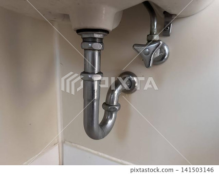 水槽下方的排水管和截止閥 水槽下方的排水管和截止閥 141503146