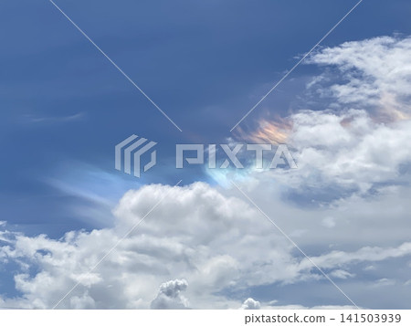 夏日的天空出現了美麗的彩虹色雲彩。 夏日的天空出現了美麗的彩虹色雲彩。 141503939