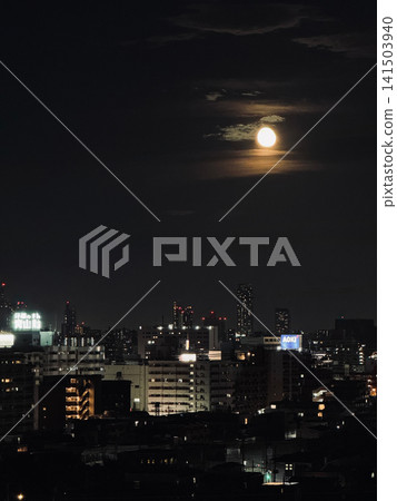 一輪滿月穿透雲層,映照出東京的夜景。 一輪滿月穿透雲層,映照出東京的夜景。 141503940