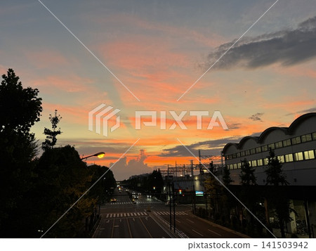 沐浴在夕陽餘暉中的東京高島平高島通大街。 沐浴在夕陽餘暉中的東京高島平高島通大街。 141503942