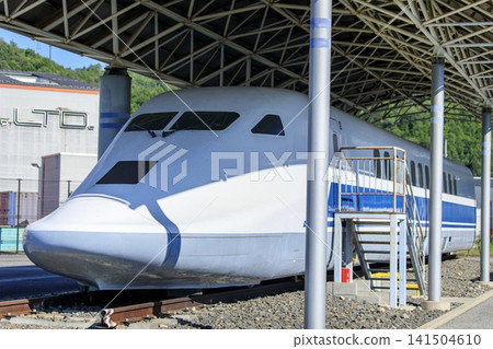 The 300X (Shinkansen 955 series train) is being preserved in its natural state at the Railway Technical Research Institute Wind Tunnel Technology Center in Maibara City. 141504610