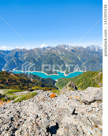 秋季徒步攀登哈里諾基山和蓮華山(從哈里諾基山頂峰眺望黑部湖和立山) 秋季徒步攀登哈里諾基山和蓮華山(從哈里諾基山頂峰眺望黑部湖和立山) 141505436