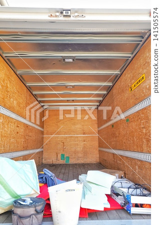 搬家公司卡車的空貨廂 搬家公司卡車的空貨廂 141505574