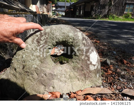 The "ox-tethering stone" still remains in Gohara-juku, a post town that flourished along the Daisen Road in Hiruzen, Maniwa City, Okayama Prefecture. The "ox-tethering stone" still remains in Gohara-juku, a post town that flourished along the Daisen Road in Hiruzen, Maniwa City, Okayama Prefecture. 141506125