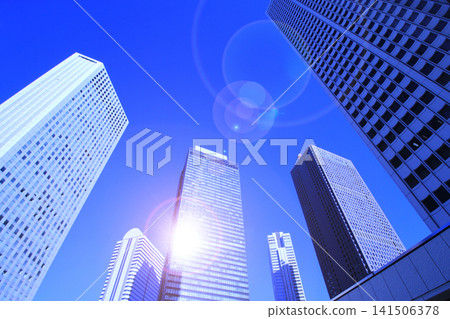 陽光灑落在一片摩天大樓和一片高層辦公大樓上。 陽光灑落在一片摩天大樓和一片高層辦公大樓上。 141506378