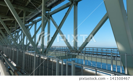 從橋上看到的海面和建築物。 從橋上看到的海面和建築物。 141508467