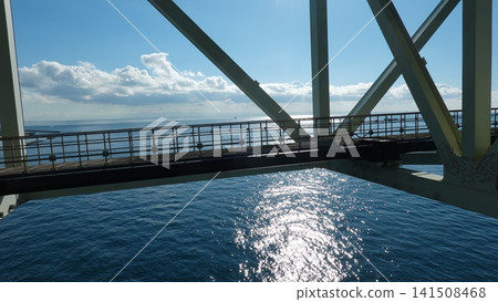 從橋上看到的海面和建築物。 從橋上看到的海面和建築物。 141508468