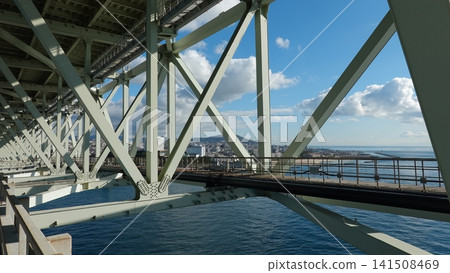 從橋上看到的海面和建築物。 從橋上看到的海面和建築物。 141508469