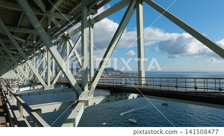 從橋上看到的海面和建築物。 從橋上看到的海面和建築物。 141508477