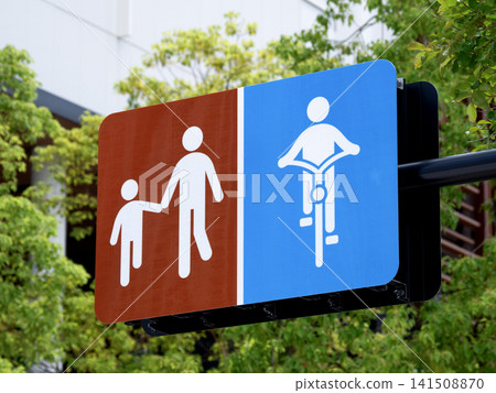 Easy-to-understand directional signs and markers in Tokyo Easy-to-understand directional signs and markers in Tokyo 141508870