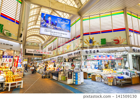 首爾:中部市場的主要街道,這是一個專門銷售食品原料的傳統市場。 首爾:中部市場的主要街道,這是一個專門銷售食品原料的傳統市場。 141509130