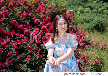 被玫瑰包圍的女人 被玫瑰包圍的女人 141509238