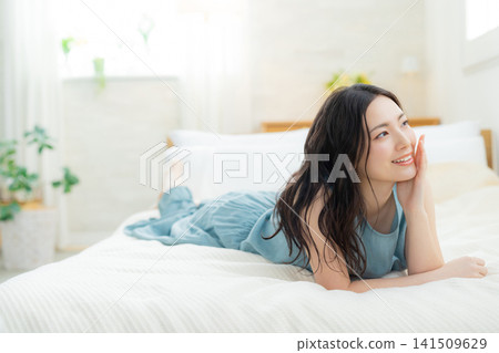 躺在床上的女人 躺在床上的女人 141509629