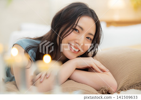 躺在床上的女人 141509633