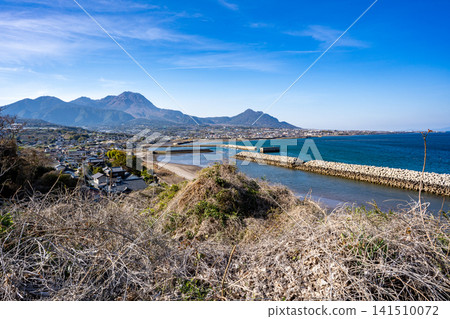 Mount Unzen-Fugen and the cityscape of Shimabara Mount Unzen-Fugen and the cityscape of Shimabara 141510072