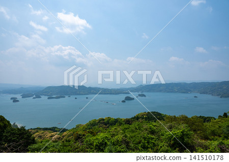 佐賀縣(長崎縣)/伊呂波島(伊呂波島展望台)-翠綠的樹葉與蔚藍的天空形成美麗的對比。 佐賀縣(長崎縣)/伊呂波島(伊呂波島展望台)-翠綠的樹葉與蔚藍的天空形成美麗的對比。 141510178